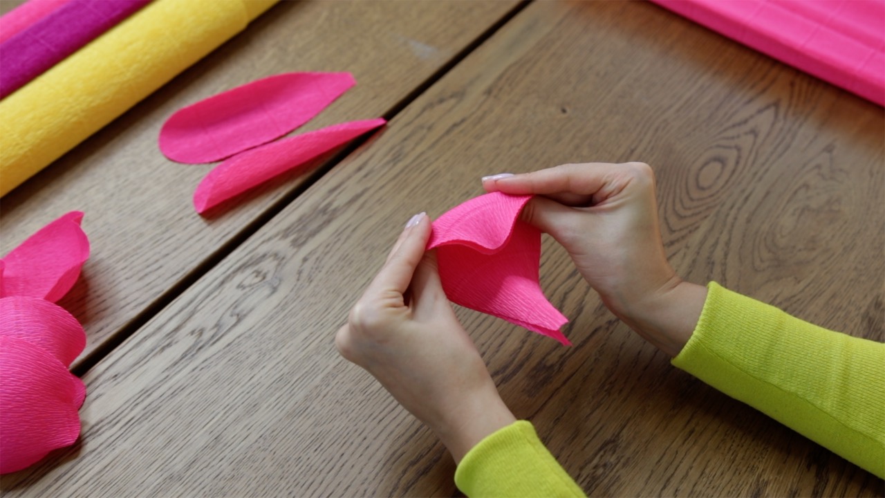 Stretching crepe paper petals