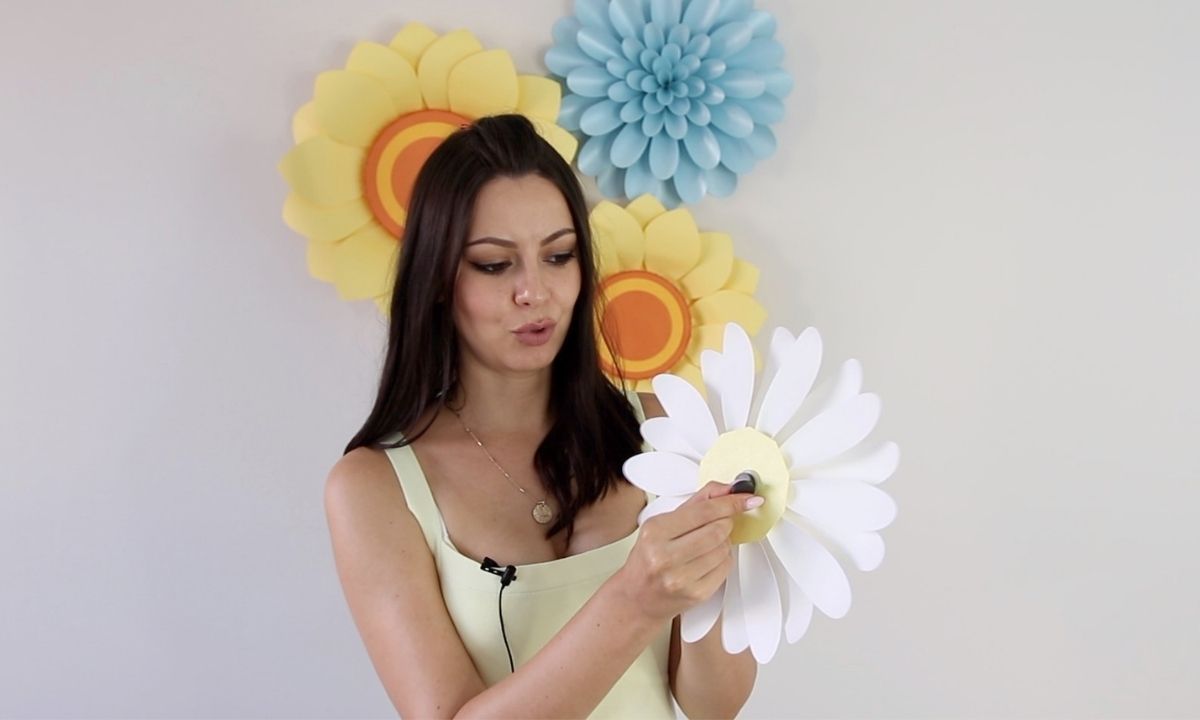How to hang paper flowers