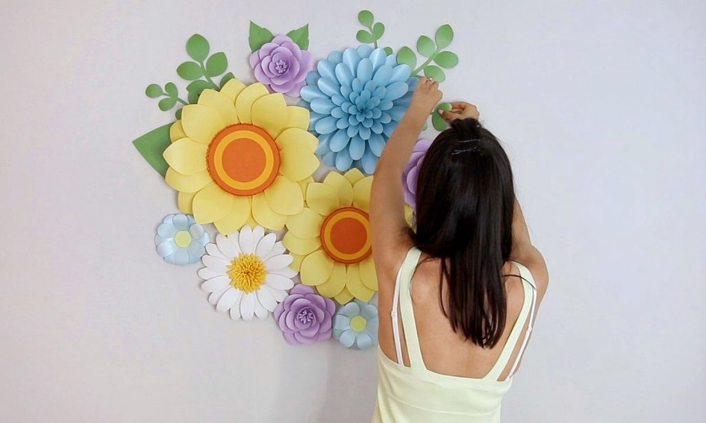 How to hang paper flowers