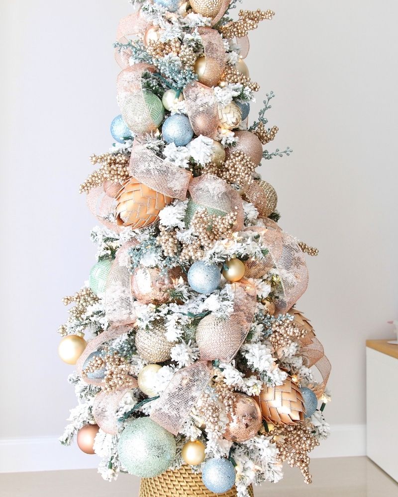 How to decorate a Christmas tree professionally