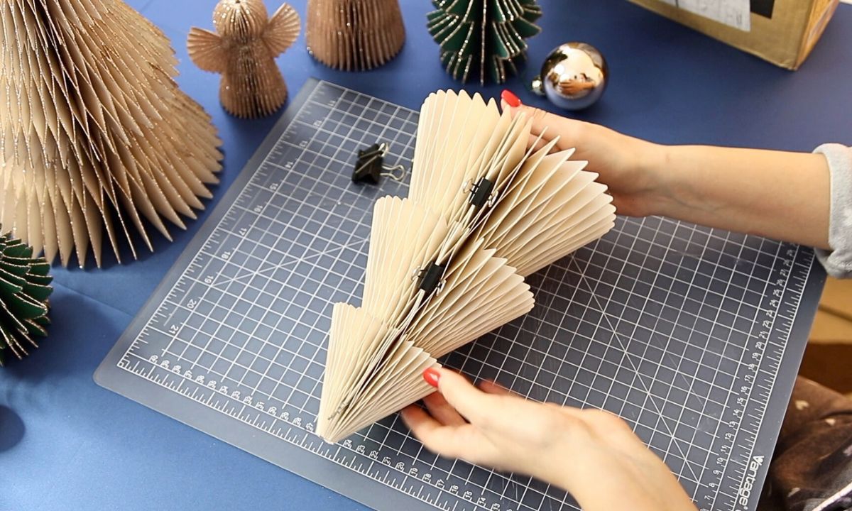 how to make a christmas tree out of paper