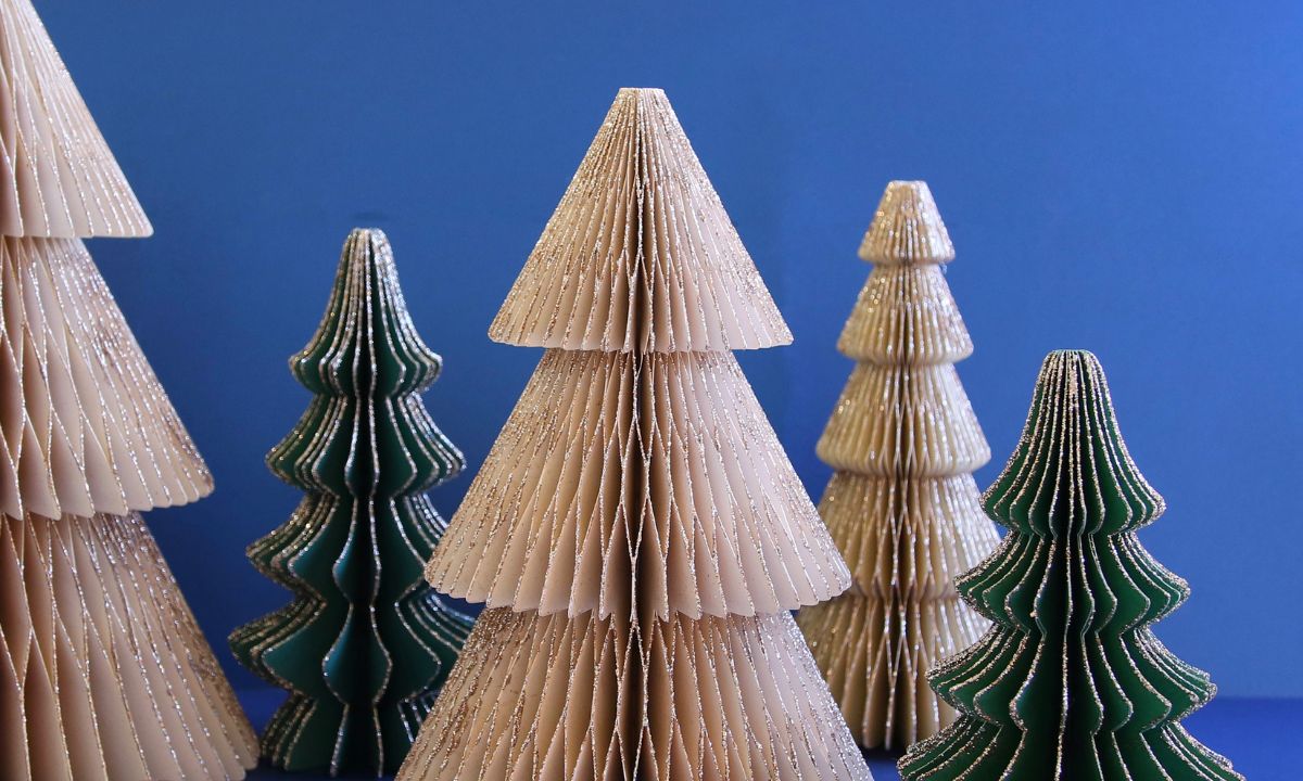 How to make a Christmas tree out of paper