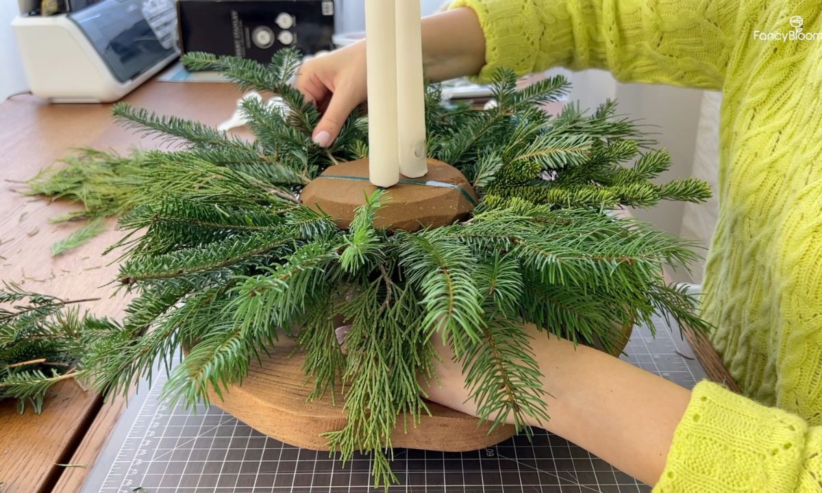 how to make a christmas centerpiece with greenery