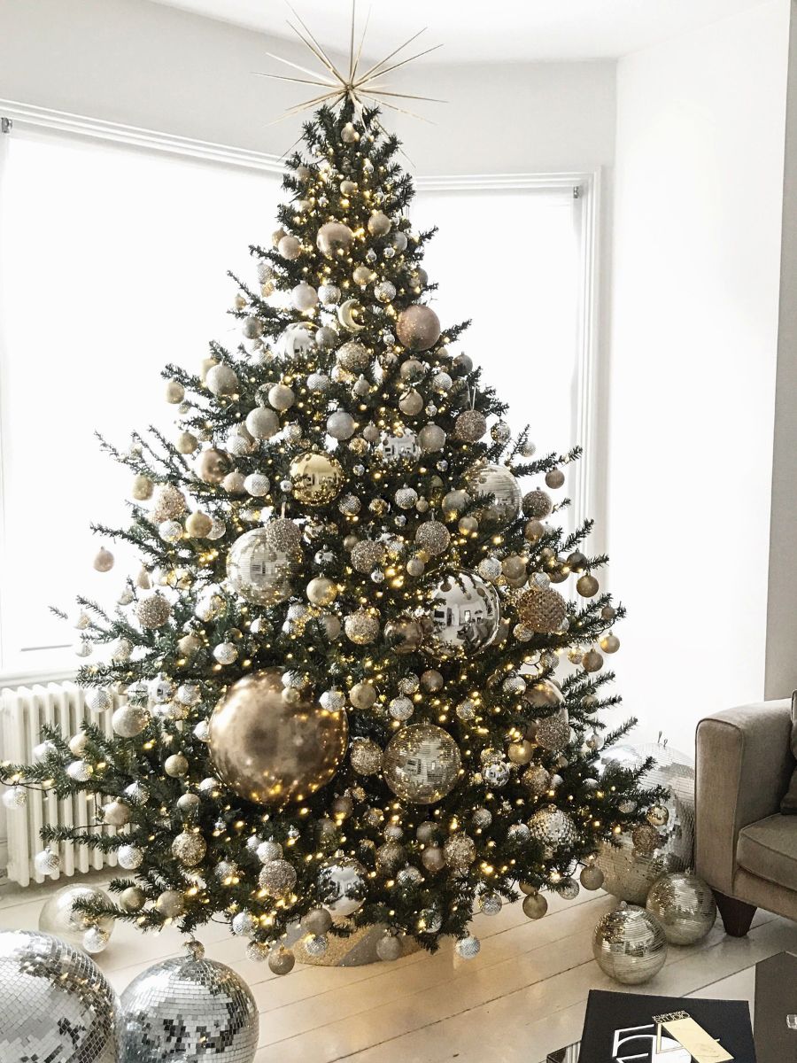 Top 2025 Christmas Decor Trends You’ll Want to Try This Season 1 metallic Christmas tree decor
